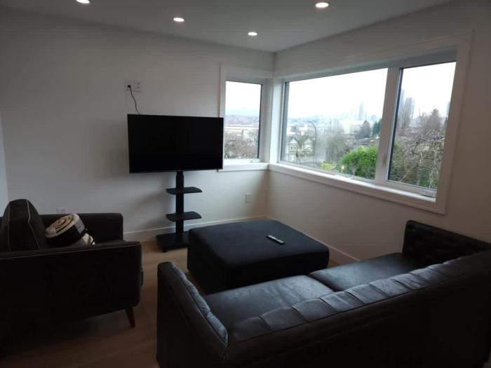 Vancouver Townhouse Family-Friendly with Street Parking & Balcony