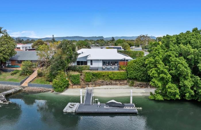 The Waterfront Retreat - Sleeps 16