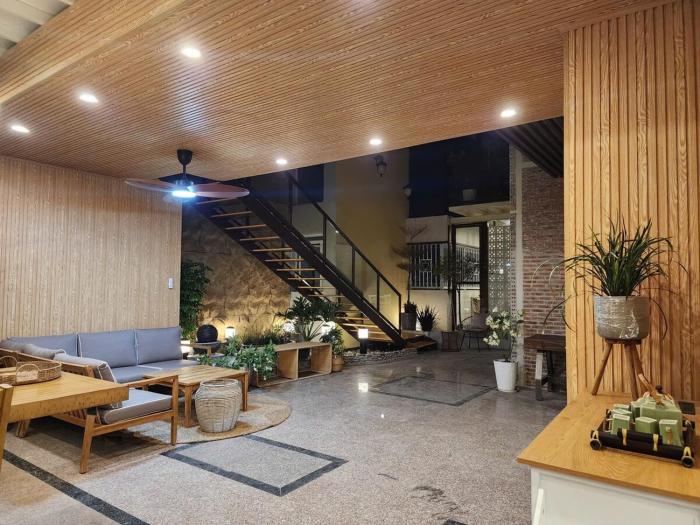 8-Bedroom Penthouse Apartment, 300m2 in a bustling location