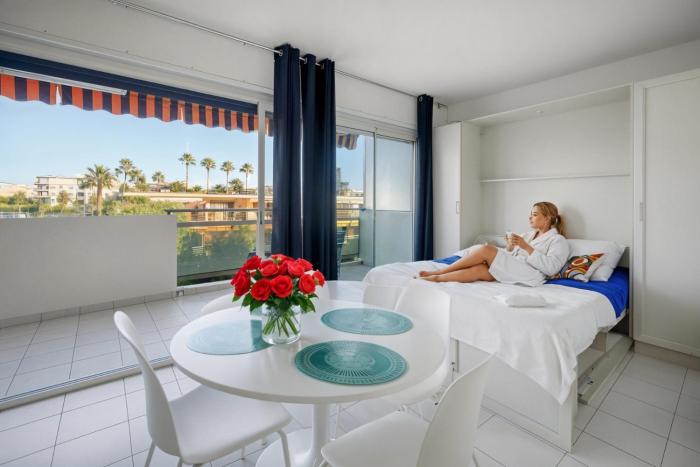 FRGK "COPACABANA" Palm Beach Riviera Studio Terrace, Parking, AC High Speed Wi-Fi