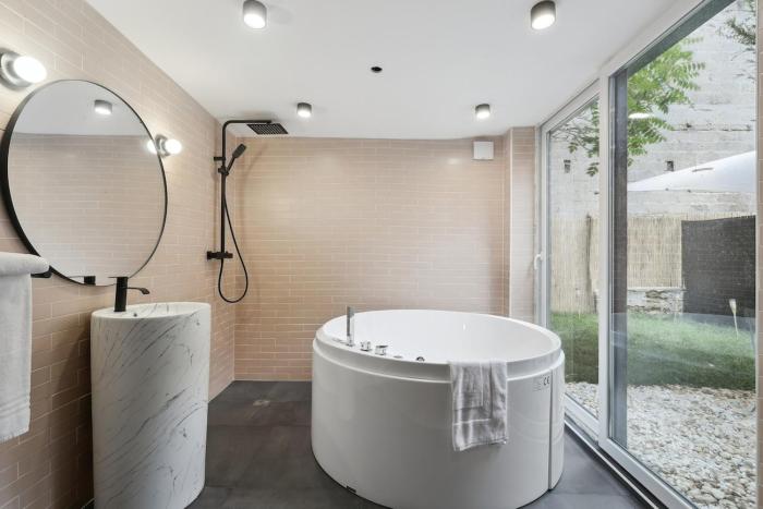 Maisons Alfort 6 Luxurious little house with private garden and Jacuzzi