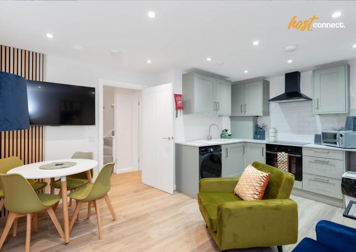 2 Bed Flat in Airdrie I Sleeps 4 I Parking