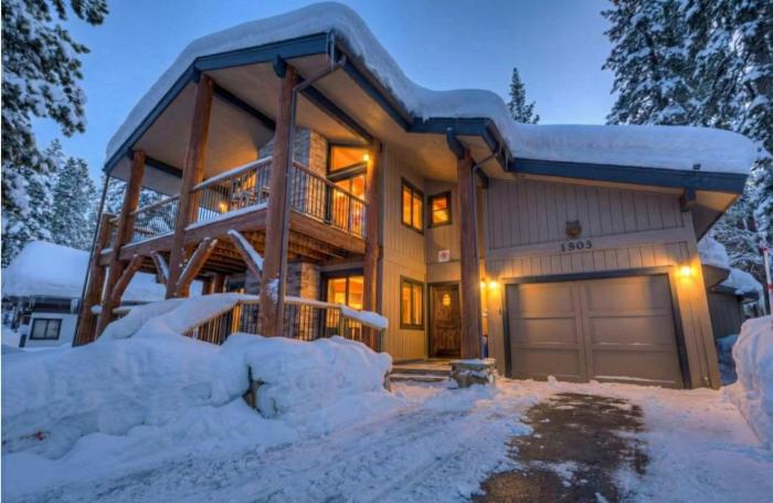 Fire & Ice Spacious Retreat with Hot tub and Fireplace