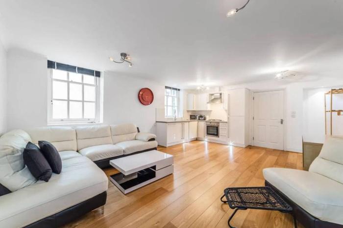 1BR Cannon Street Stay Sleeps 4 by Plotseeker