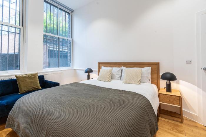 Farringdon Entire Building 4BR Sleeps 18