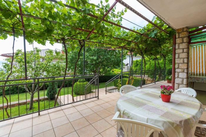 Charmantes Apartment nur 650 Meter zum Strand mit mediterranem Garten, Meerblick, Grill