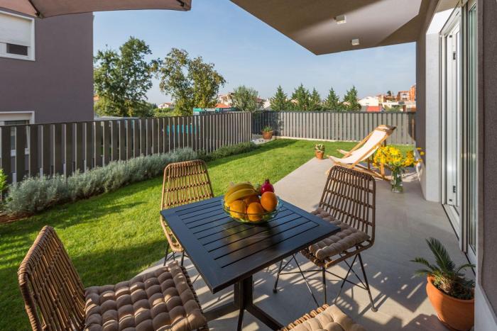 Luxusapartment mit Moskitonetzen, gutem Restaurant ums Eck, WiFi, Liegen