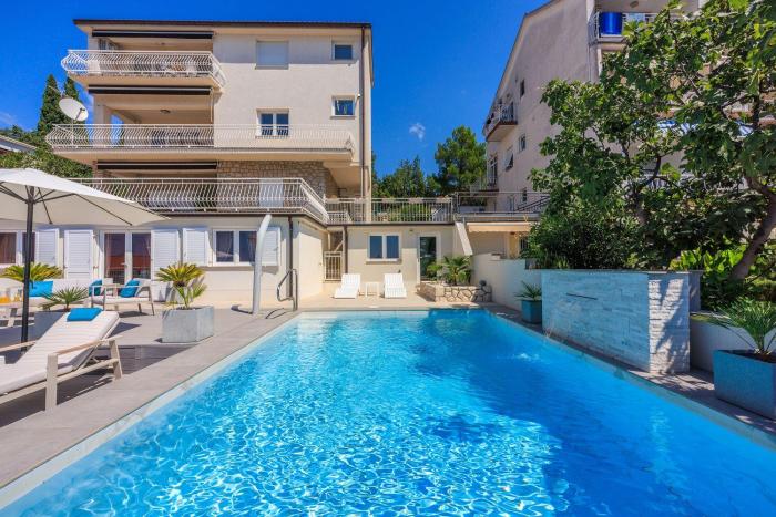 Einzigartiges Apartment nur 500 Meter zum Sandstrand mit Pool, Heimkino, Billard und Tennisstunden