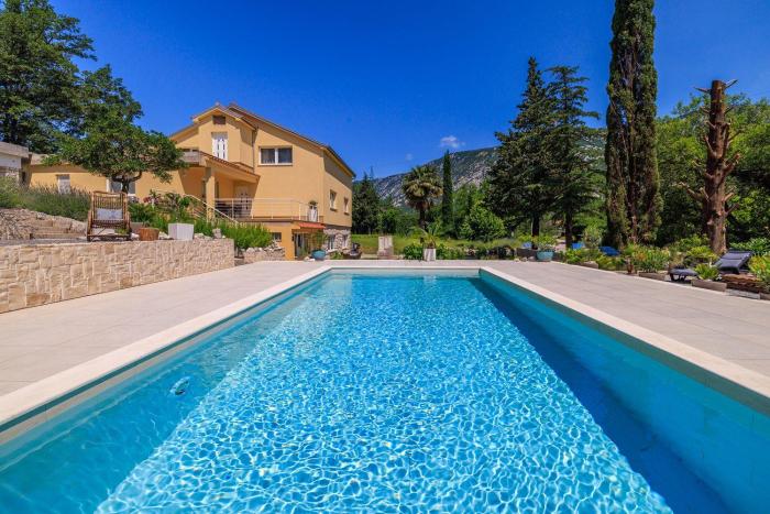 Traumhaftes Apartment mit Pool, mediterranem Garten, Grill, Babybett, WiFi