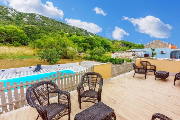 Idyllisches Ferienhaus mit Privatpool, Meerblick und Flughafentransfer