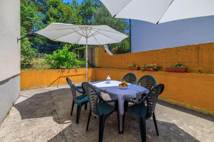 Komfortables Apartment nur 300 Meter zum Strand mit Liegestuhl, BBQ, Parkplatz