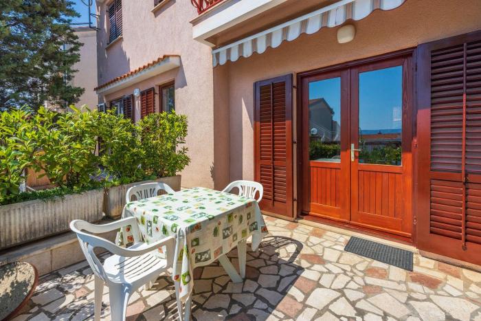 Beschauliches Studio-Apartment nur 250 Meter zum Strand mit Meerblick, Parkplatz, Grill