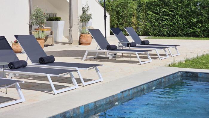 Hundefreundliches Luxusapartment mit Pool, Babybett, Parkplatz, WiFi