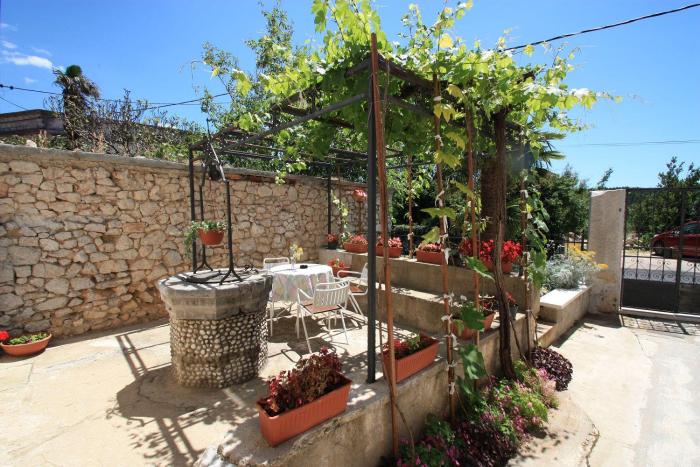 Vintage Apartment nur 175 Meter zum Strand mit Meerblick, Privatparkplatz, Klima