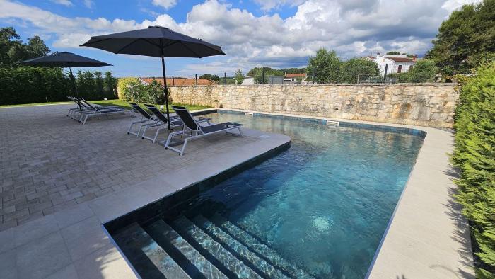 Bezauberndes und hundefreundliches Apartment mit Pool, Privatparkplatz, Klima