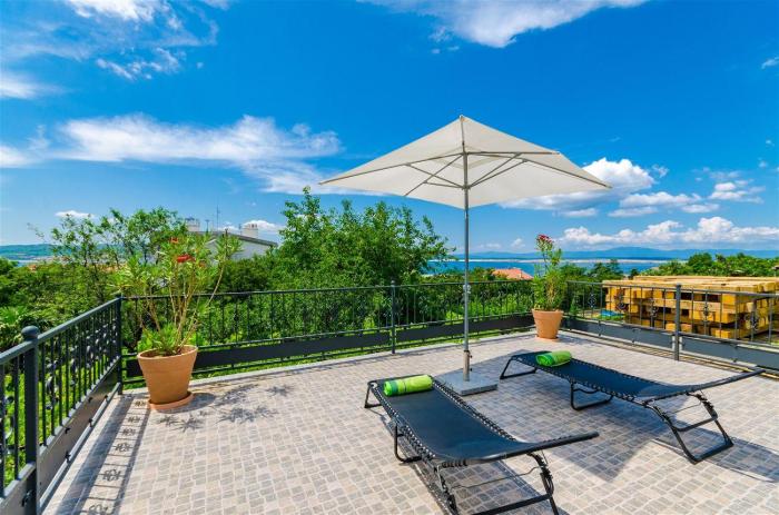 Mediterranes Apartment mit Meerblick, Parkplatz, Babybett, Garten