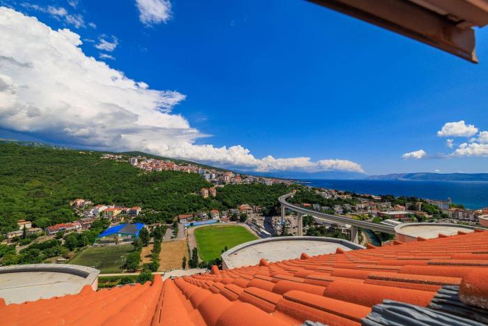 Dachgeschoss Apartment mit Meerblick, Privatparkplatz und Waschmaschine