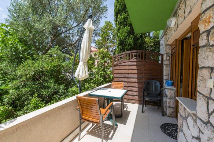 Mediterranes Apartment nur 70 Meter zum Strand mit Meerblick, Parkplatz, Grill