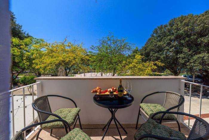 Traumhaftes Apartment direkt an der Strandpromenade mit vielen Palmen