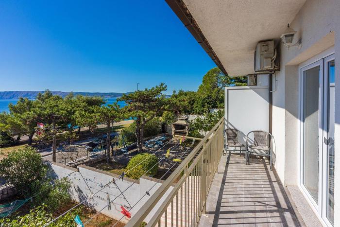Helles Apartment nur 100 Meter zum Strand mit Meerblick, Parkplatz, BBQ