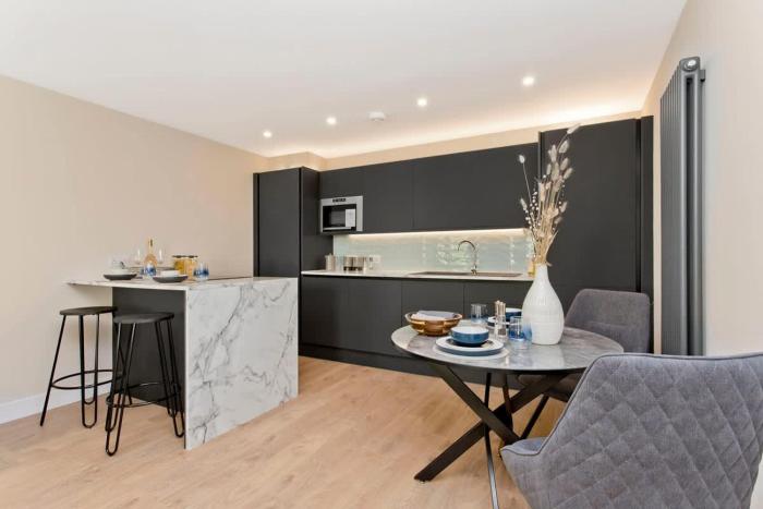 Stylish 2 Bed City Centre Apartment with Parking