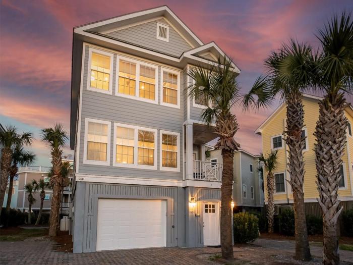 Pavilion a la Plage on Isle of Palms PORCH, GAS GRILL, STEPS FROM THE BEACH!