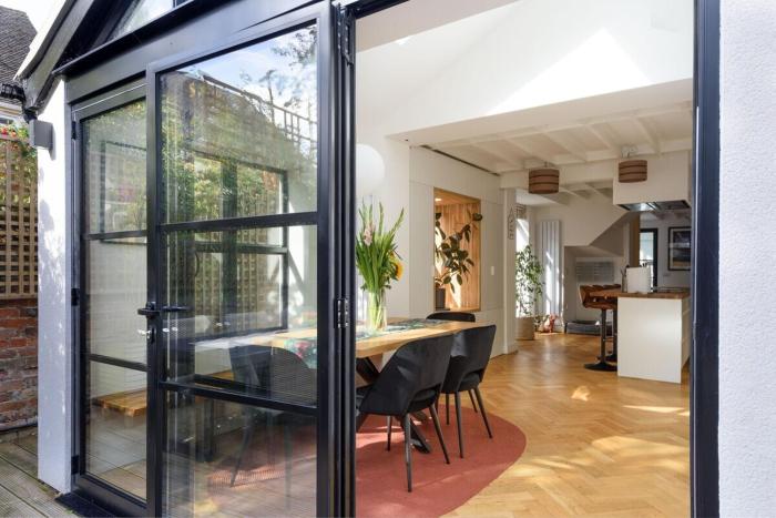 Spacious 4 Bedroom House by Oxford Train Station