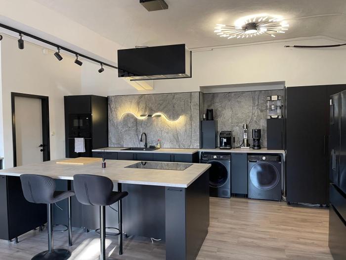 The Onyx Glow- 99m2 Designer Loft