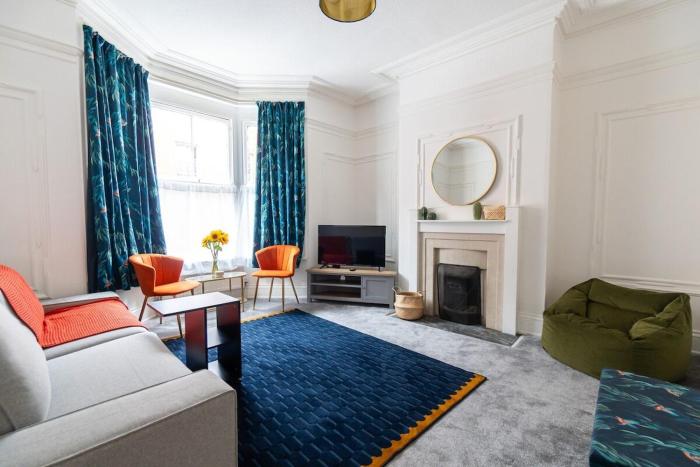 Spacious Victorian for 10 across Royal Infirmary with FREE PARKING