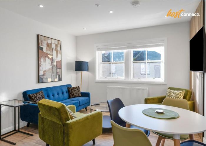 Comfortable 2 Bed Airdrie Flat w Private Parking