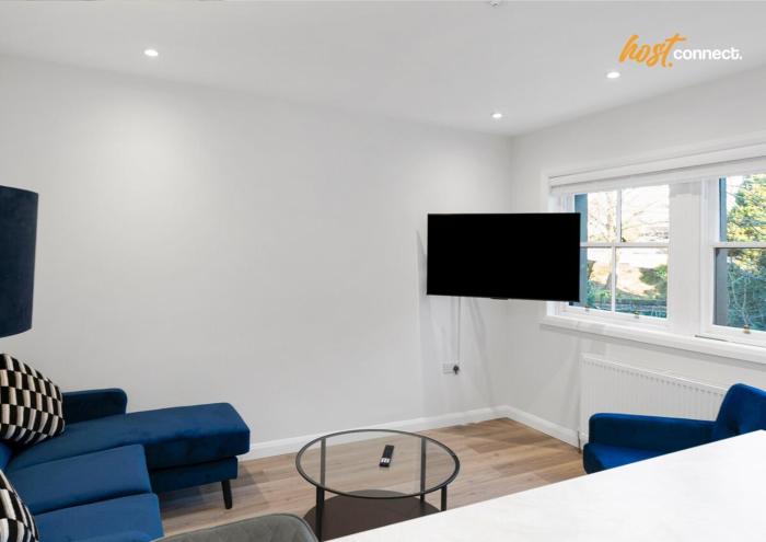 Comfy 1 Bed Airdrie Flat w Private Parking