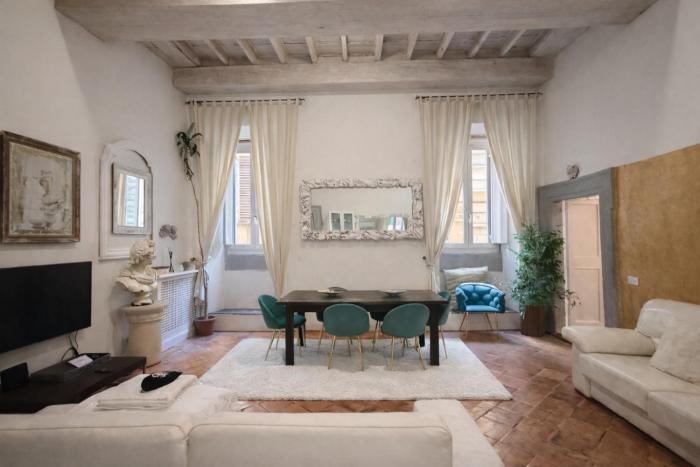 Luxury Apartment in Via dei Cartari Spacious, Elegant, Central Rome