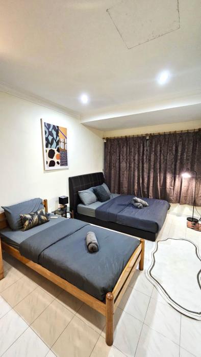 Cozy Private Room in Taman Desa with Shared Bathroom