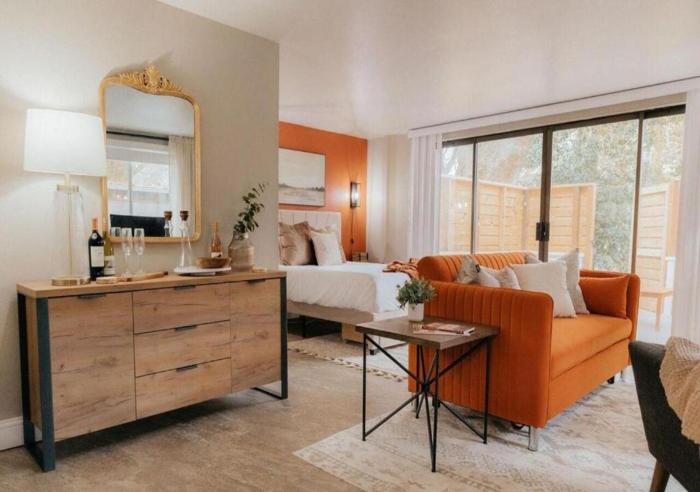 Downtown Deluxe Studio - Patio, Walk to Wineries