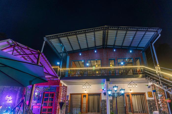 SMOKEY CASTLE HOTEL and RESTAURENT