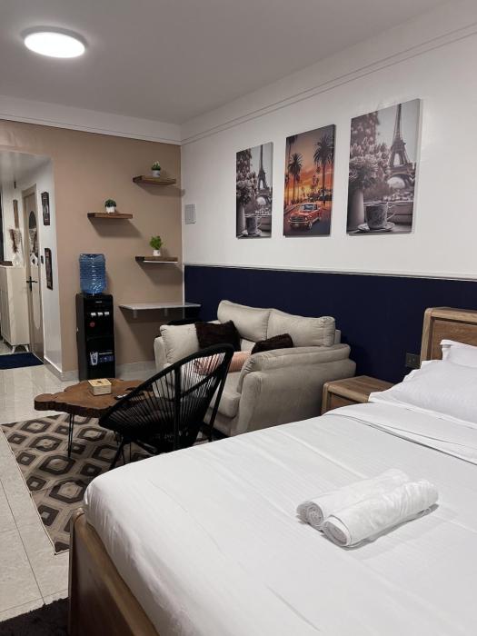 Blush & Midnight Studio - Near UN, VM & Two-Rivers