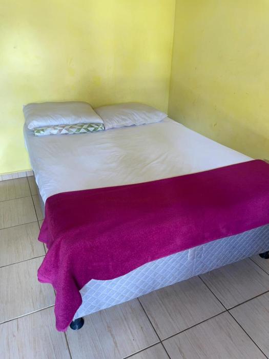 Quarto simples coletivo com banheiro e ventilador