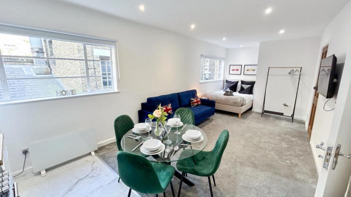 Modern Studio flats with Free Wi-Fi, washer & dryer near Kings Cross, St Pancras & Euston by NourNest Apartments