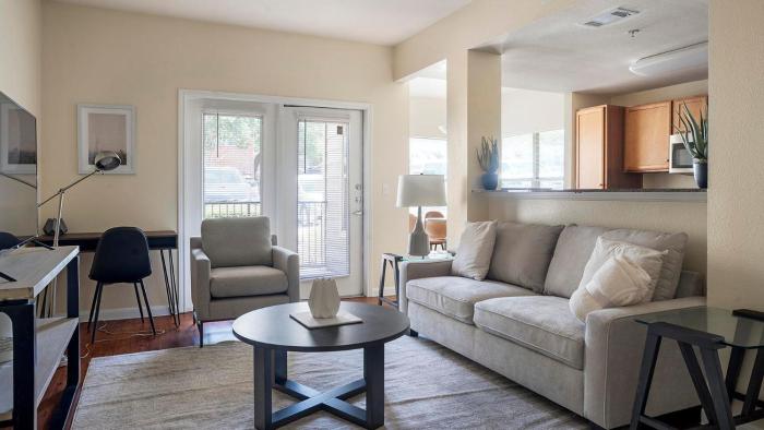 Landing Beautiful 1BD Pool Gym