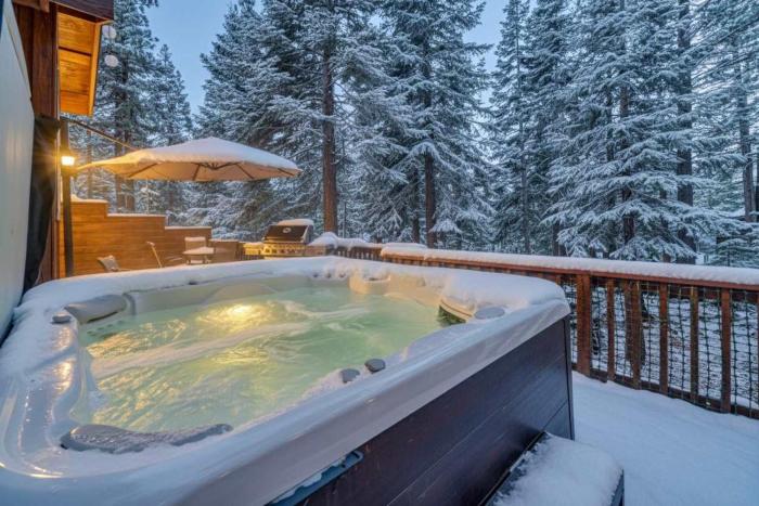 Spacious Pet-Friendly Truckee Retreat with Hot Tub