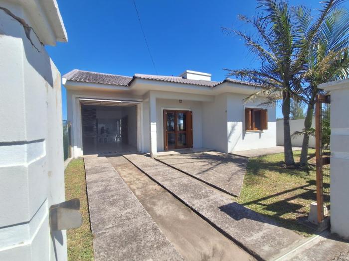 Casa 3 dormitórios, 250 metros do mar