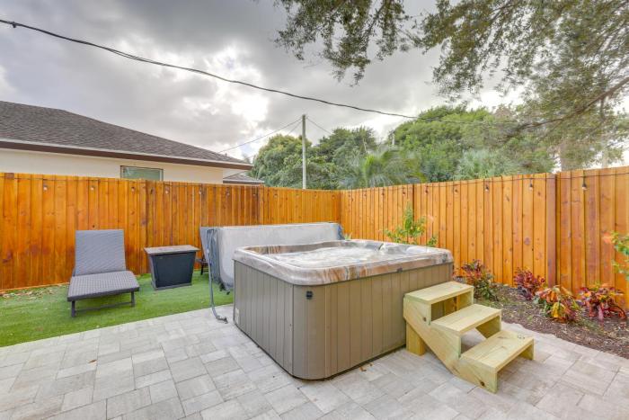 Walk to Parks, Eats and Bars Stuart Home with Patio