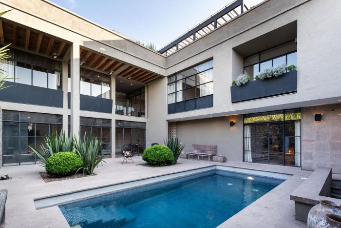 The Glasshouse, Contemporary 5BR Home with Pool & Rooftop