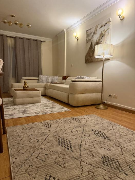 Elegant Escape Luxury Apartment In Rehab City