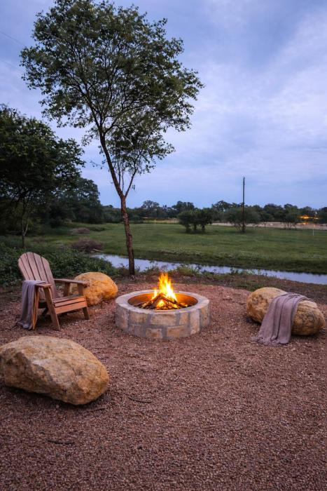 Cherry Creek Cottages Peaceful Farm Stay Fire Pit Pet-Friendly Room to Gather