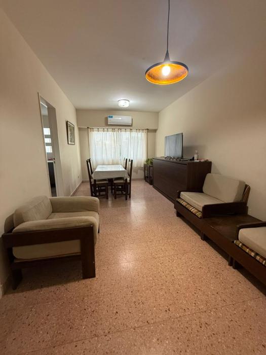 Comodo departamento en calle Alsina zona Güemes