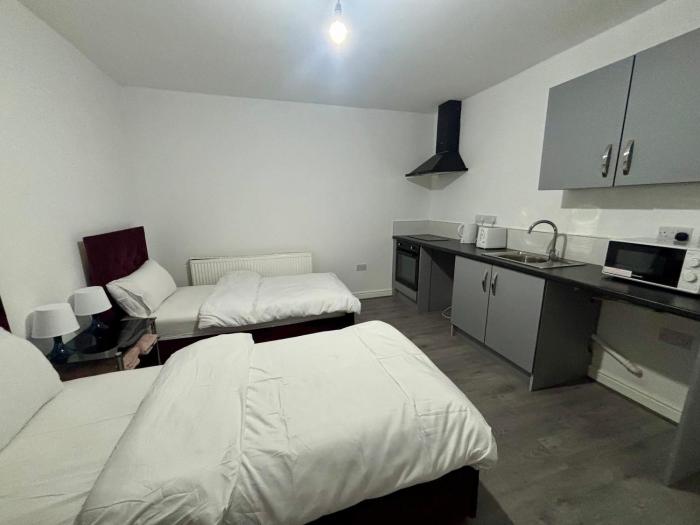 Cozy Dudley City Studio with 2 Single Beds