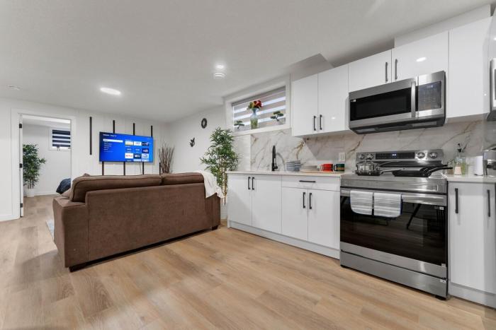 2-bedroom suite close to Amenities and Airport