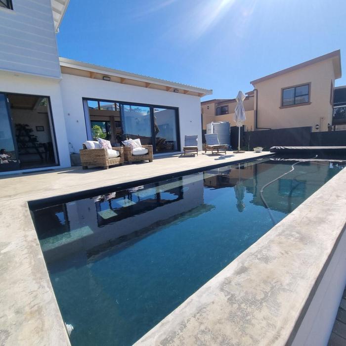 Athina House on Robberg Ridge with a view Walk to beach and mall