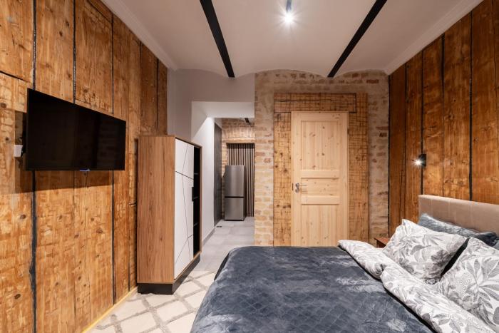 The parkside ground-floor apartment with street parking